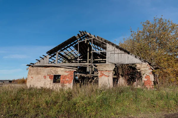 Old and ruined building in the daytime — Stock Photo, Image