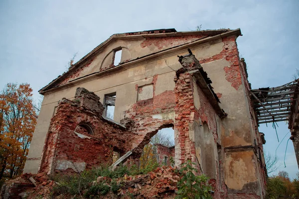 Altes und verfallenes Gebäude am Tag — Stockfoto