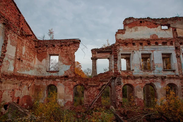 Altes und verfallenes Gebäude am Tag — Stockfoto