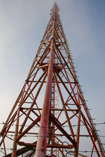 Stort kommunikationstorn i dagtid utsikt från utsidan — Stockfoto