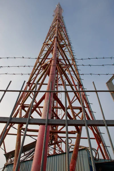 Μεγάλο πύργο επικοινωνίας στην ημερήσια θέα από το εξωτερικό — Φωτογραφία Αρχείου