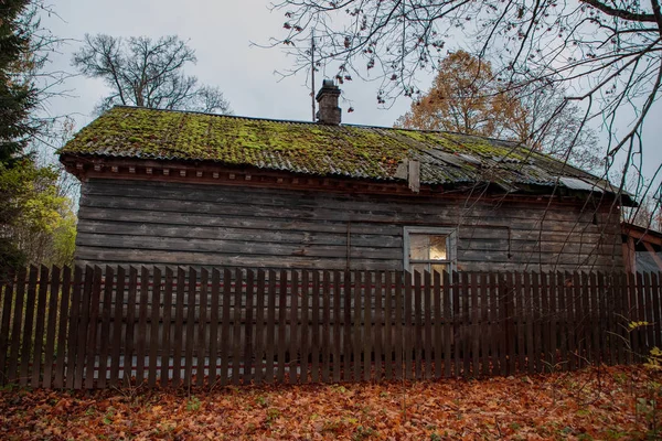Starý dřevěný dům v lese v době podzimu — Stock fotografie