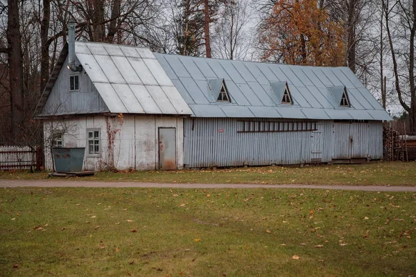 秋の大きくて古いアパートの建物 — ストック写真