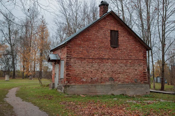 Большой и старый жилой дом осенью — стоковое фото