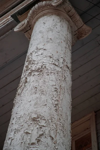 Старая и высокая колонна, поддерживающая дом в течение дня — стоковое фото