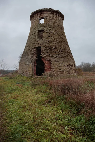 Oude watertoren gemaakt van bakstenen in de avond — Stockfoto