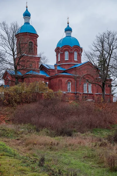 Русская христианская церковь из красного кирпича днем — стоковое фото