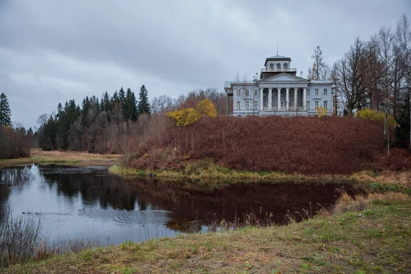 Grand et ancien bâtiment résidentiel à l'automne près de l'étang — Photo