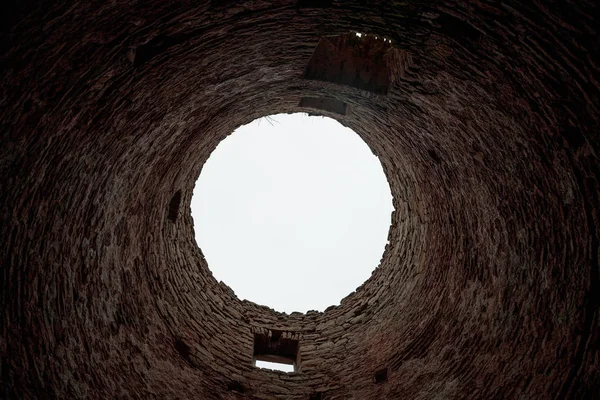 Vieja torre de agua hecha de ladrillos vista interior —  Fotos de Stock