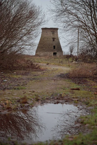 Oude watertoren gemaakt van bakstenen in de avond — Stockfoto