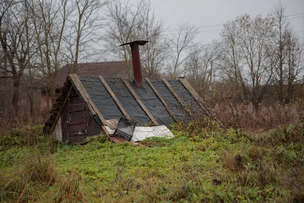 Stunted and sagging wooden shed in autumn — Stock Photo, Image