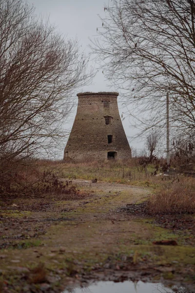 Oude watertoren gemaakt van bakstenen in de avond — Stockfoto