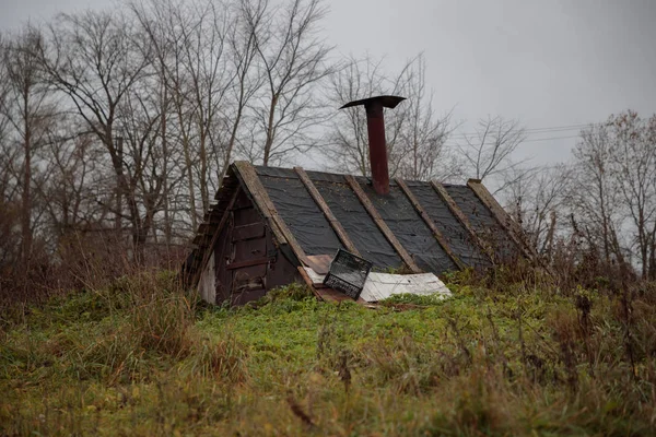 秋にスタントとたるみ木製の小屋 — ストック写真