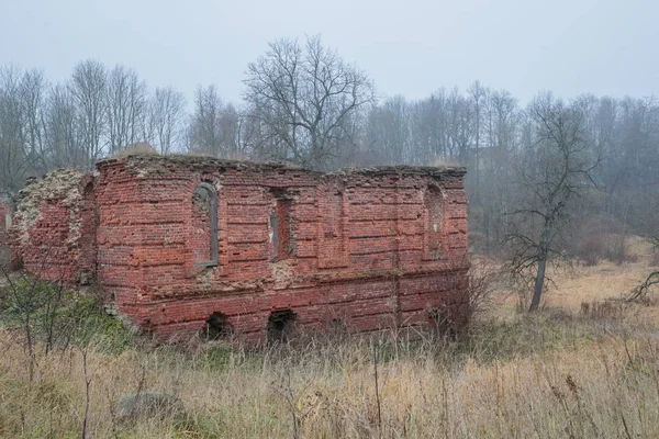 Altes und verfallenes Gebäude am Tag — Stockfoto