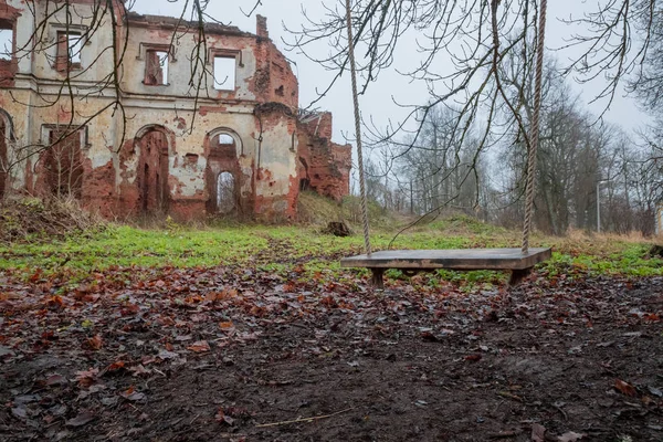 Altes und verfallenes Gebäude am Tag — Stockfoto