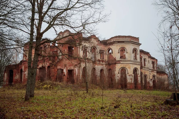 Altes und verfallenes Gebäude am Tag — Stockfoto