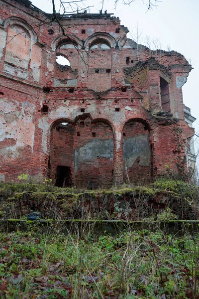 Altes und verfallenes Gebäude am Tag — Stockfoto