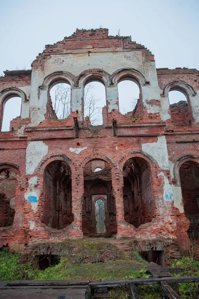 Altes und verfallenes Gebäude am Tag — Stockfoto