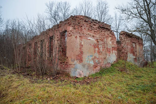 Altes und verfallenes Gebäude am Tag — Stockfoto