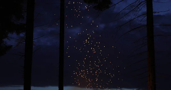 Іскри вогню на небі вночі — стокове фото