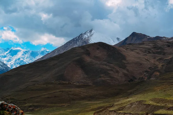 Landskap från de höga bergen på dagtid — Stockfoto