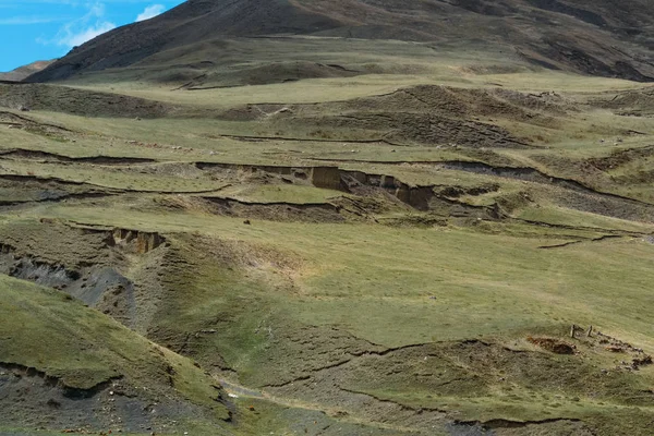 Paisaje de verdes colinas durante el día — Foto de Stock