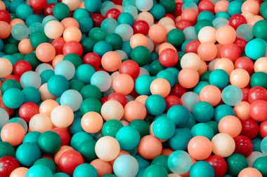 kaotik bir şekilde plastik ve renkli topları çok