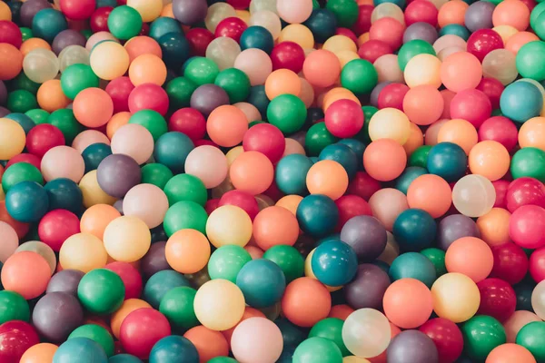 Monte de plástico e bolas coloridas de uma forma caótica — Fotografia de Stock