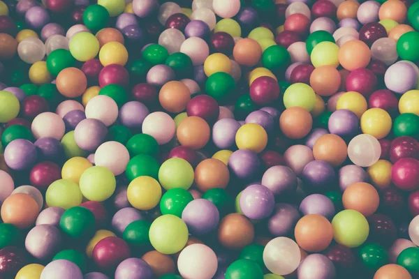 Monte de plástico e bolas coloridas de uma forma caótica — Fotografia de Stock