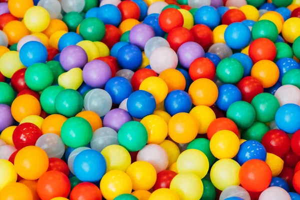 Monte de plástico e bolas coloridas de uma forma caótica — Fotografia de Stock