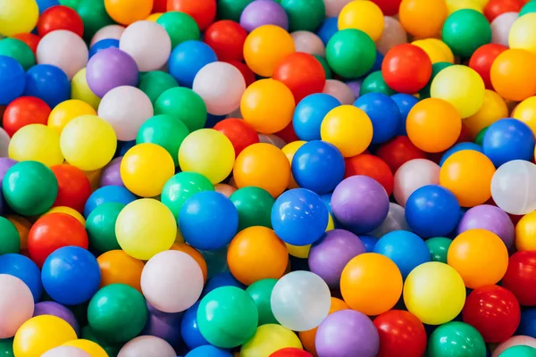 Monte de plástico e bolas coloridas de uma forma caótica — Fotografia de Stock