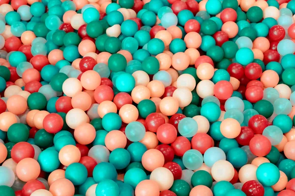 Wiele plastikowych i kolorowych kulek w sposób chaotyczny — Zdjęcie stockowe
