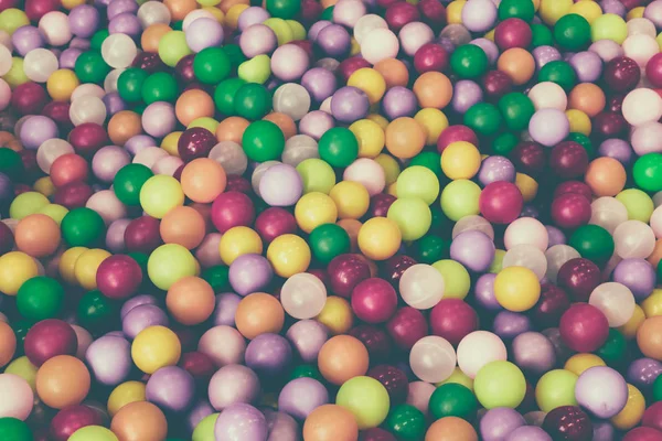 Monte de plástico e bolas coloridas de uma forma caótica — Fotografia de Stock