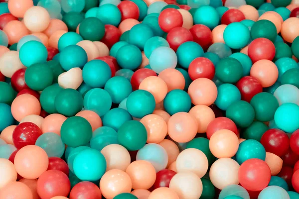 混沌とした方法でプラスチックと色のボールの多く — ストック写真