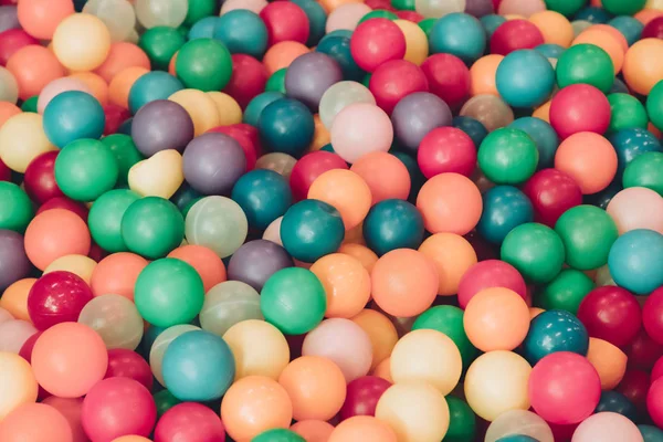 Monte de plástico e bolas coloridas de uma forma caótica — Fotografia de Stock