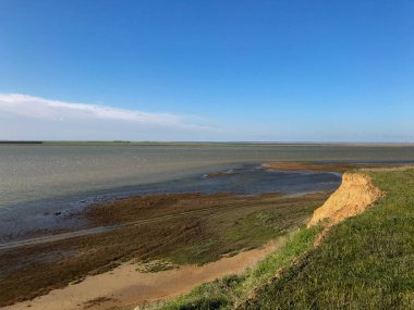 gündüz tepeden deniz ve gökyüzü görünümü