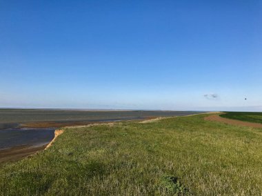 gündüz tepeden deniz ve gökyüzü görünümü