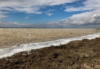 gökyüzü ve beyaz bulutlar karşı denizneşeli gelgit