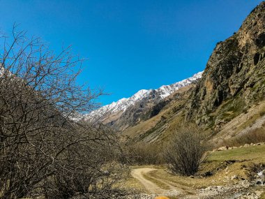 gökyüzüne karşı taş tepeler ve dağlar