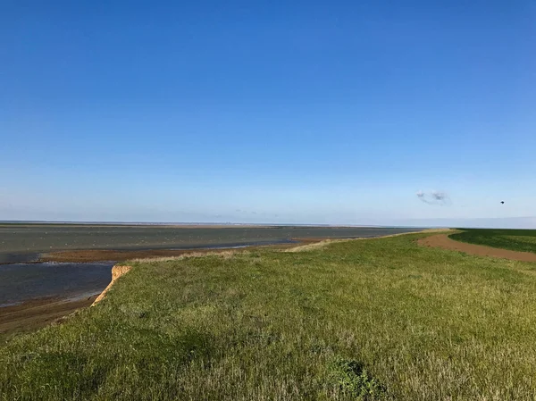 gündüz tepeden deniz ve gökyüzü görünümü
