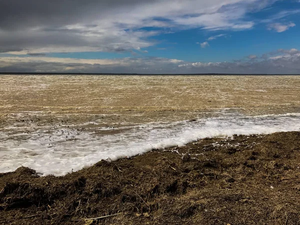 Alegre marea del mar contra el cielo y nubes blancas —  Fotos de Stock