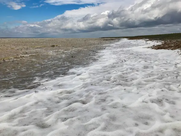 Alegre marea del mar contra el cielo y nubes blancas —  Fotos de Stock