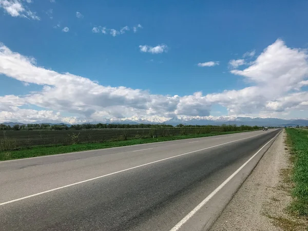 Carretera y cielo con nubes blancas durante el día — Foto de Stock