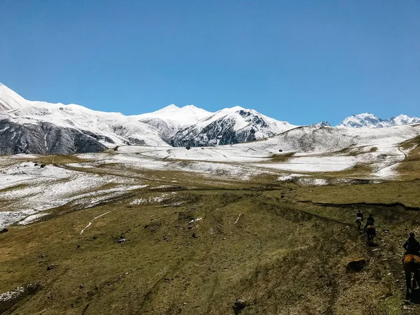 Пейзаж гір і пагорбів, вкритий снігом на небі — стокове фото