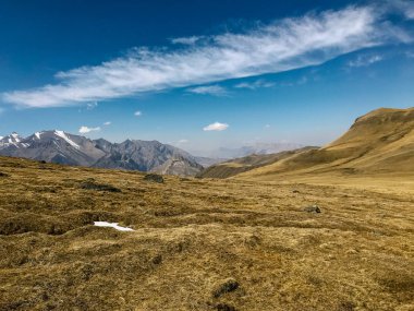gökyüzüne karşı taş tepeler ve dağlar