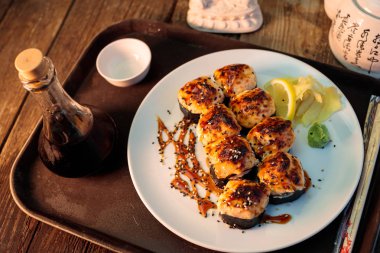 pişmiş suşi rulo ve servis masası kompozisyon