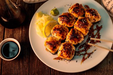 pişmiş suşi rulo ve servis masası kompozisyon