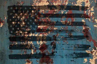 bir tuğla duvar arka plan üzerinde amerika eski lekeli ve renkli bayrak