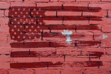 bir tuğla duvar arka plan üzerinde amerika eski lekeli ve renkli bayrak