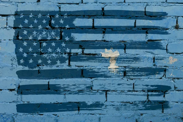 Vieja bandera untada y coloreada de América sobre un fondo de pared de ladrillo — Foto de Stock